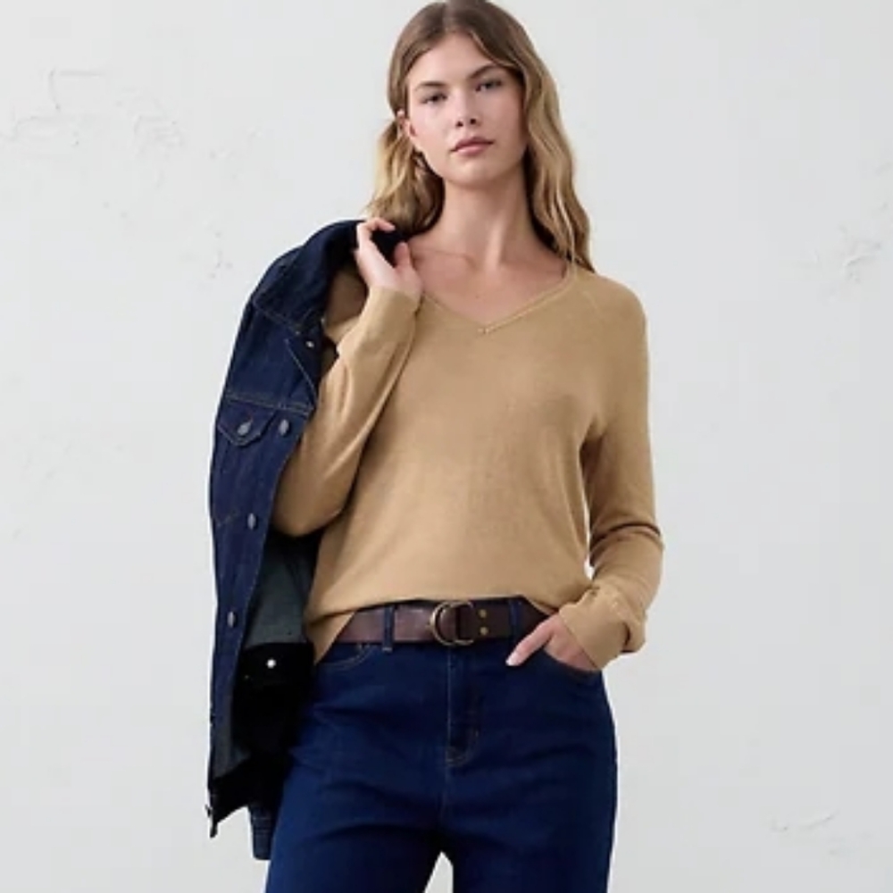 NWT Banana Republic Forever Yarn Camel Classic V-Neck Pullover Sweater Large